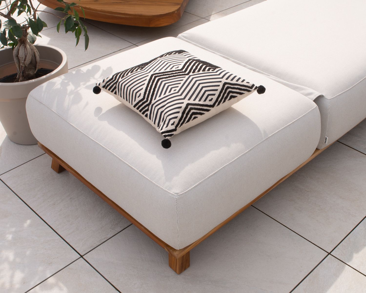 Lussuosa chaise longue in teak e tessuto ecru "Lombok" senza impunture