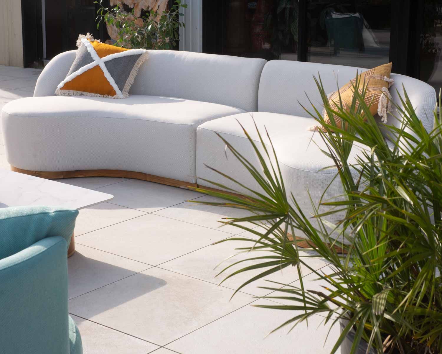 Cuscino quadrato "etnico" in cotone bicolore con frange 45x45cm