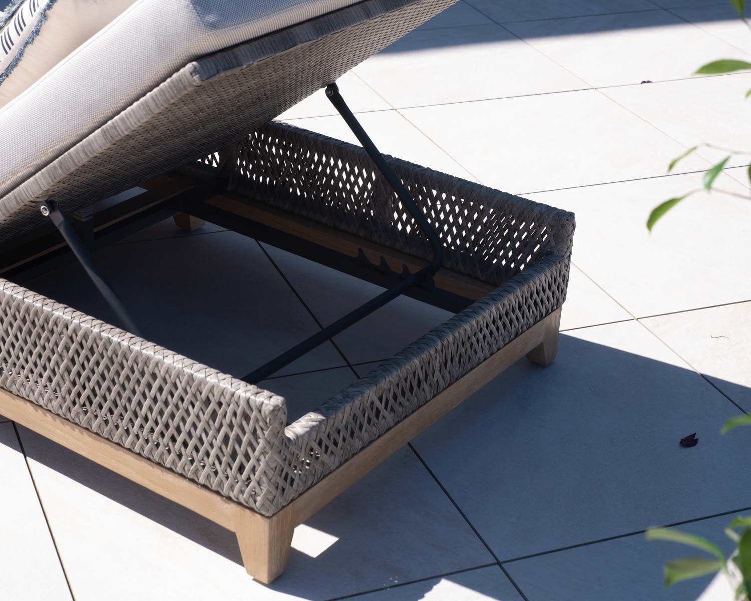 Chaise longue "Porticcio" in teak e tessuto screziato ecru