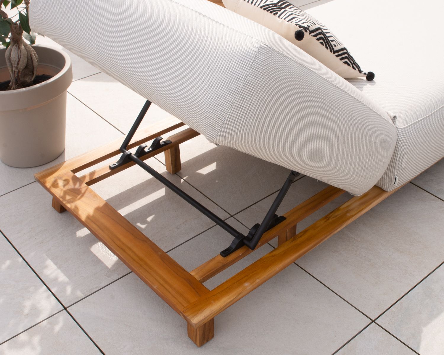 Lussuosa chaise longue in teak e tessuto ecru "Lombok" senza impunture