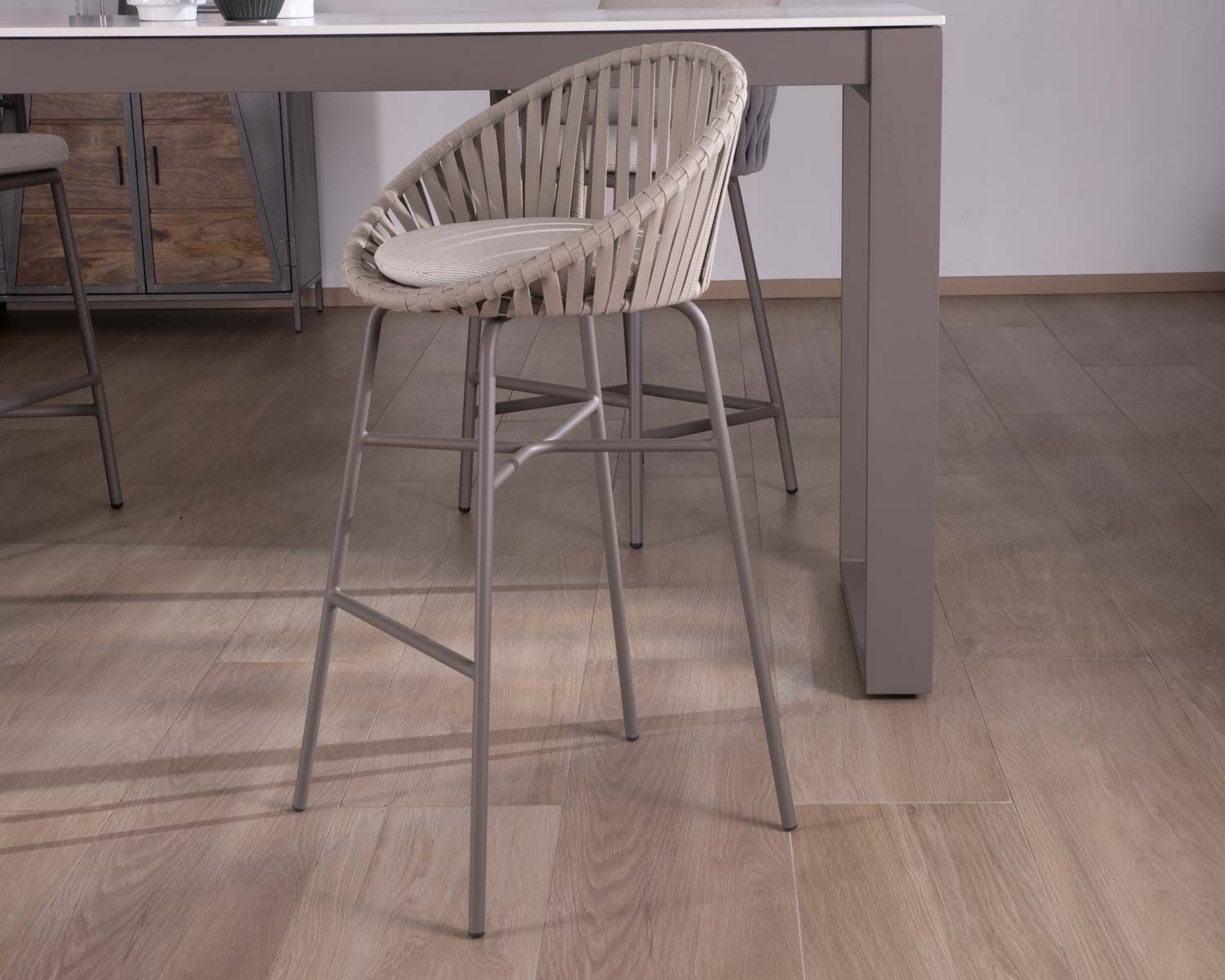 Sedia da bar per esterni in alluminio grigio champagne con schienale in corda tesa