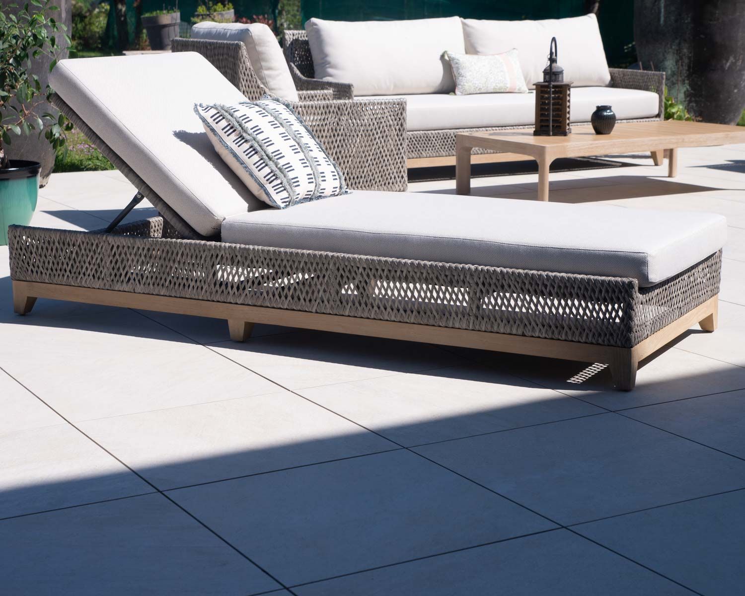 Chaise longue "Porticcio" in teak e tessuto screziato ecru