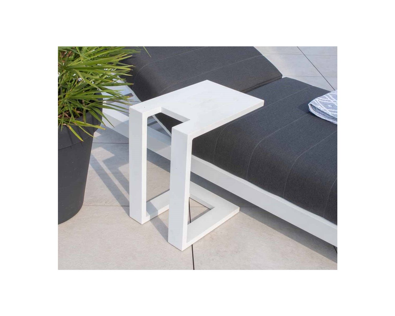 Tavolino design in alluminio bianco "Lazy Beach