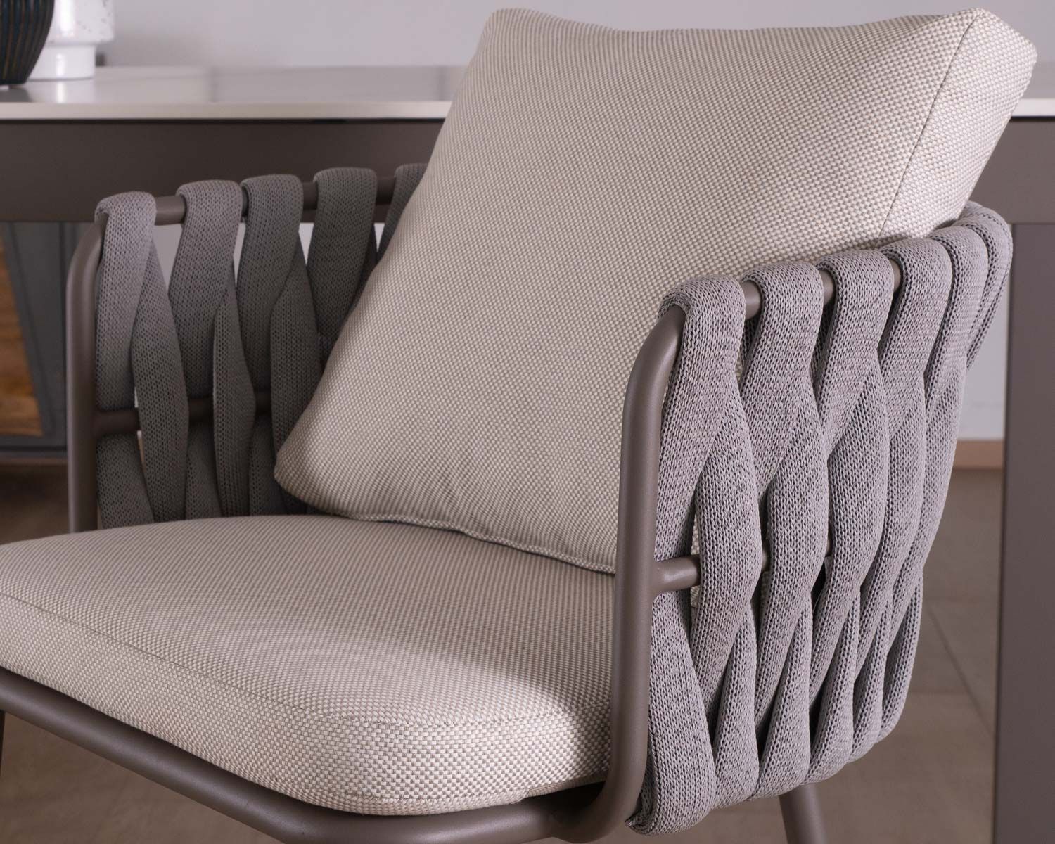 Sedia a isola di media altezza "Chinon" in tessuto intrecciato grigio e gambe in alluminio, seduta 67 cm