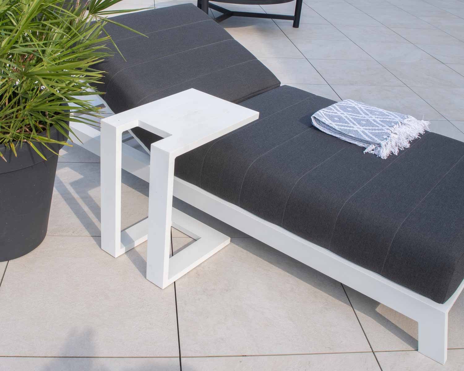 Tavolino design in alluminio bianco "Lazy Beach