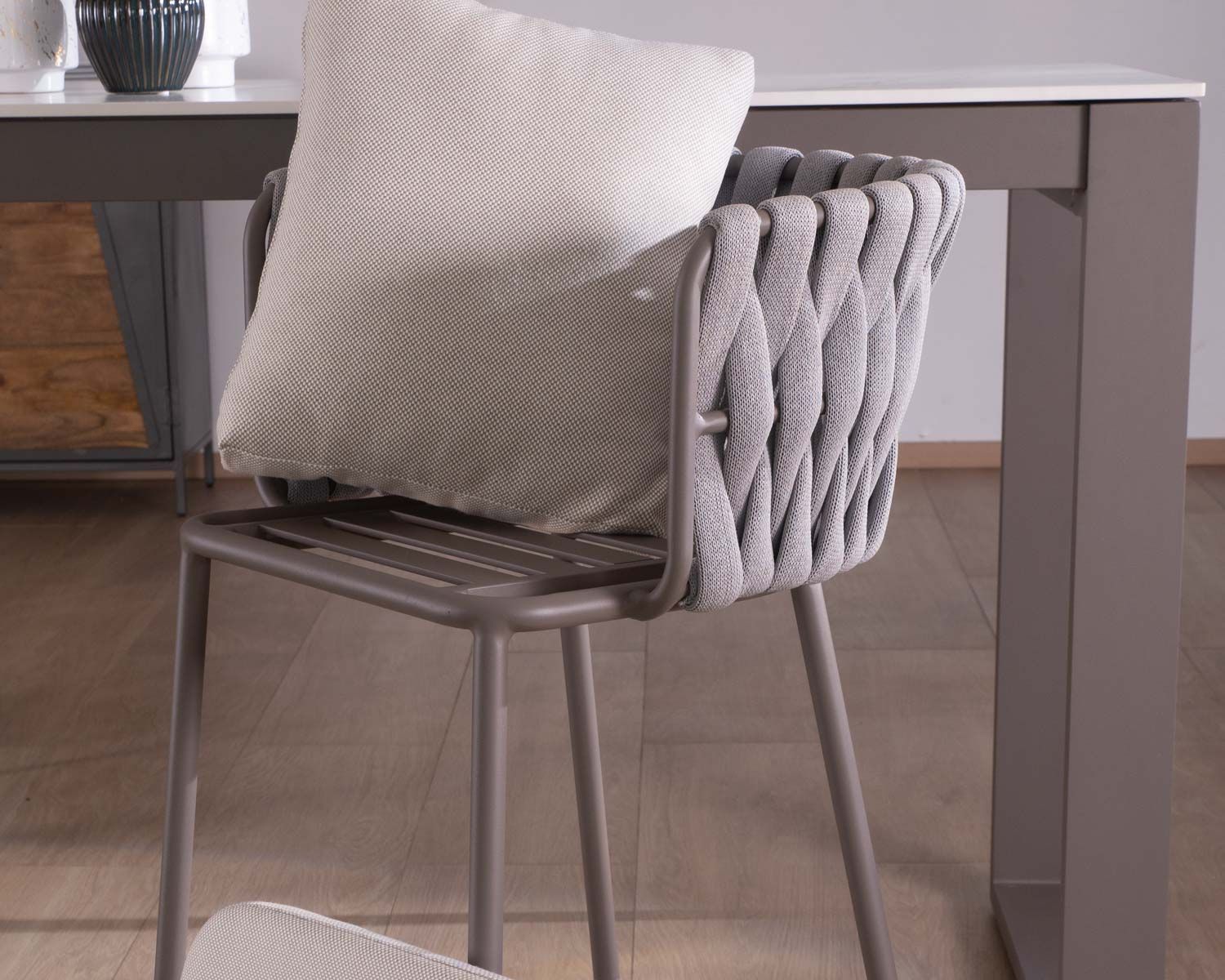 Sedia a isola di media altezza "Chinon" in tessuto intrecciato grigio e gambe in alluminio, seduta 67 cm