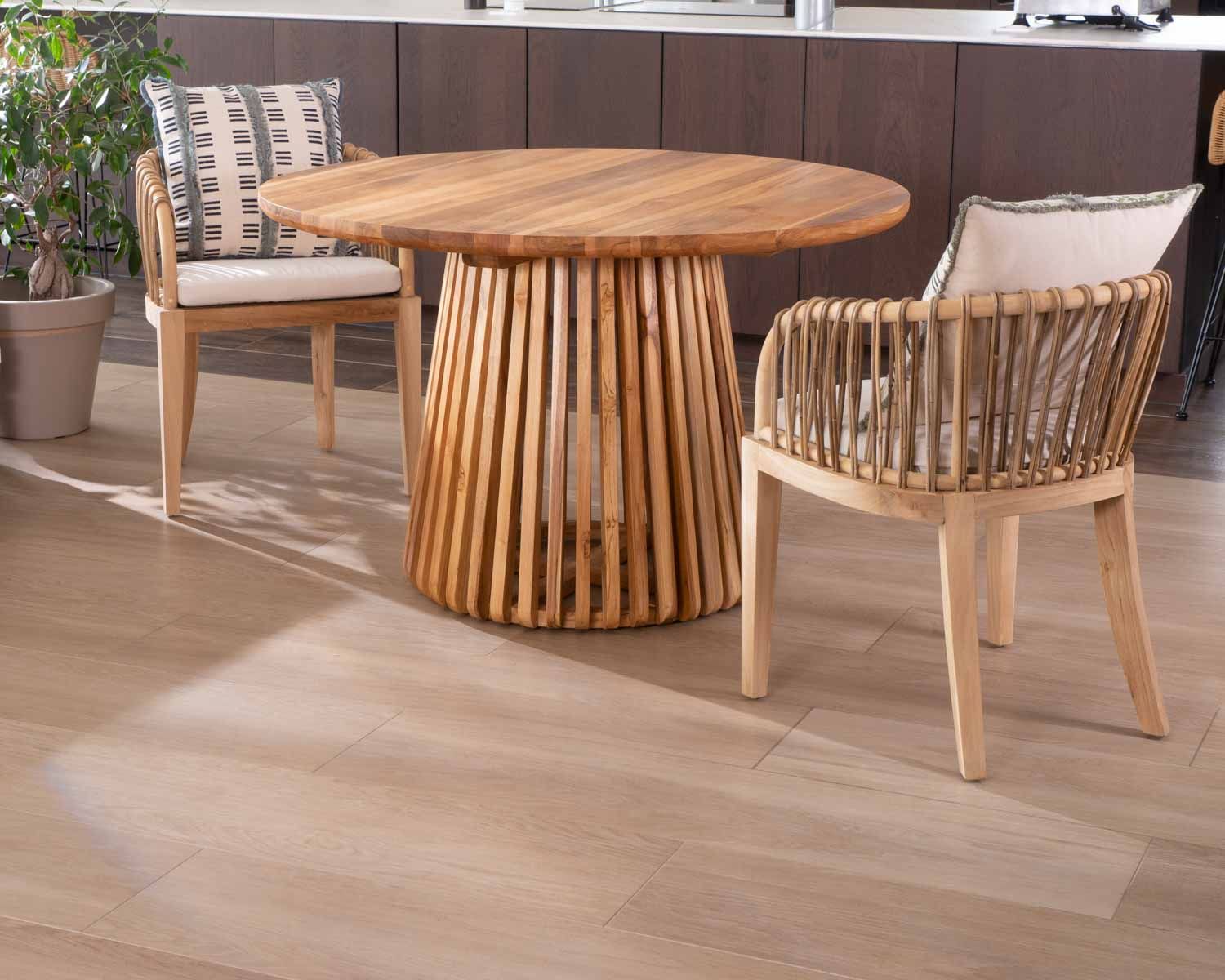 Tavolo rotondo in teak "Dutipi" con gamba centrale 120 cm