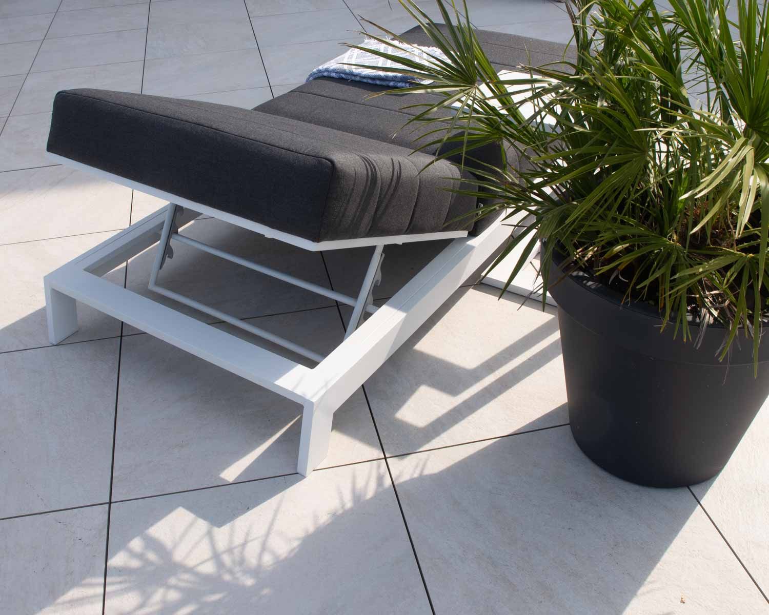 Chaise longue trapuntata di alta gamma "Terrasse" grigio scuro in alluminio bianco