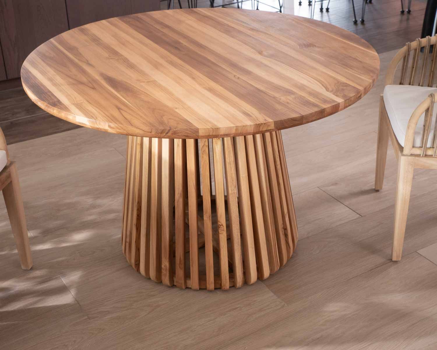 Tavolo rotondo in teak "Dutipi" con gamba centrale 120 cm