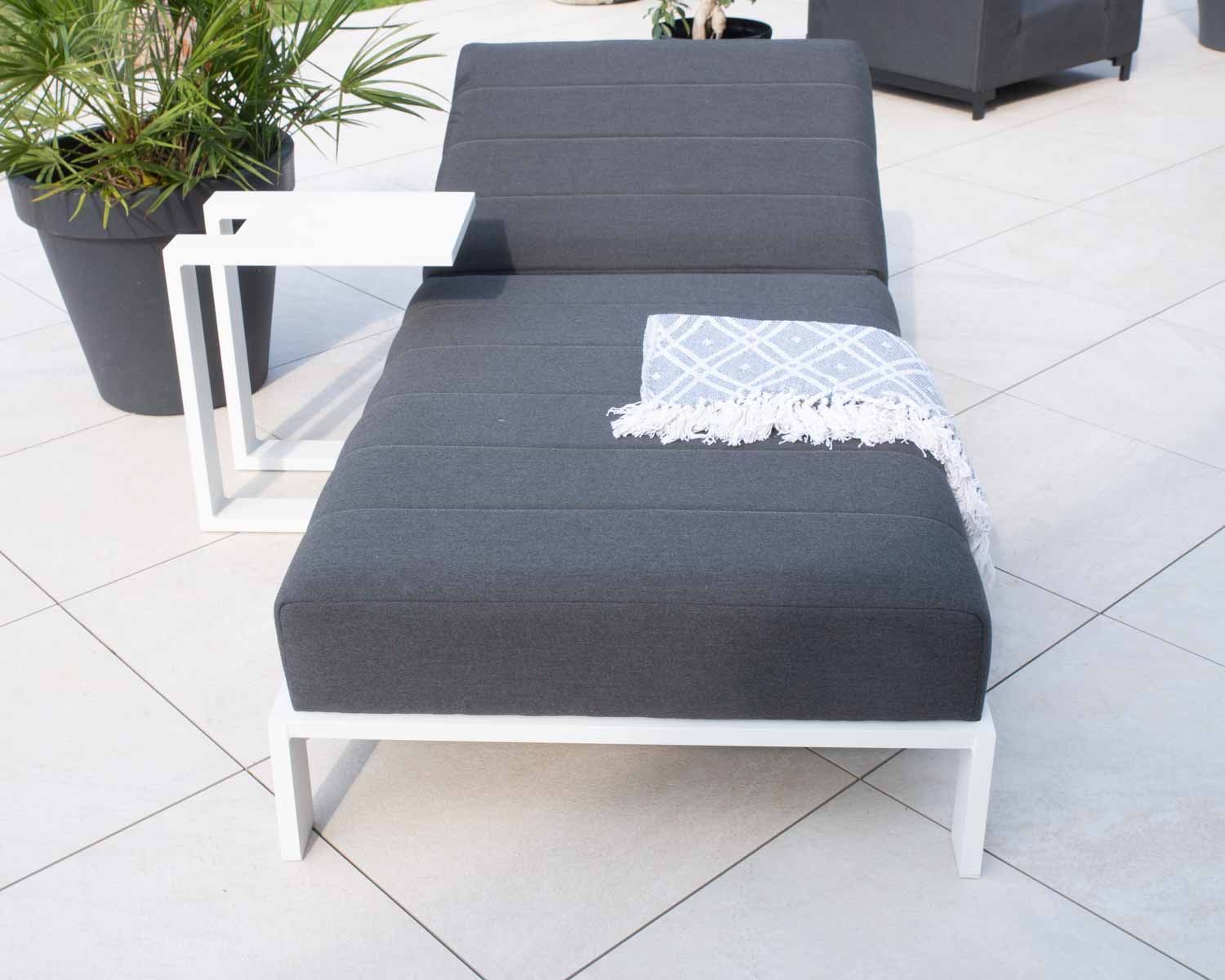 Chaise longue trapuntata di alta gamma "Terrasse" grigio scuro in alluminio bianco