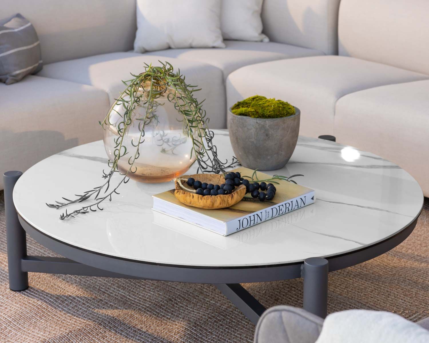 Tavolino rotondo in ceramica e alluminio, diam. 126 "Sokha Beach