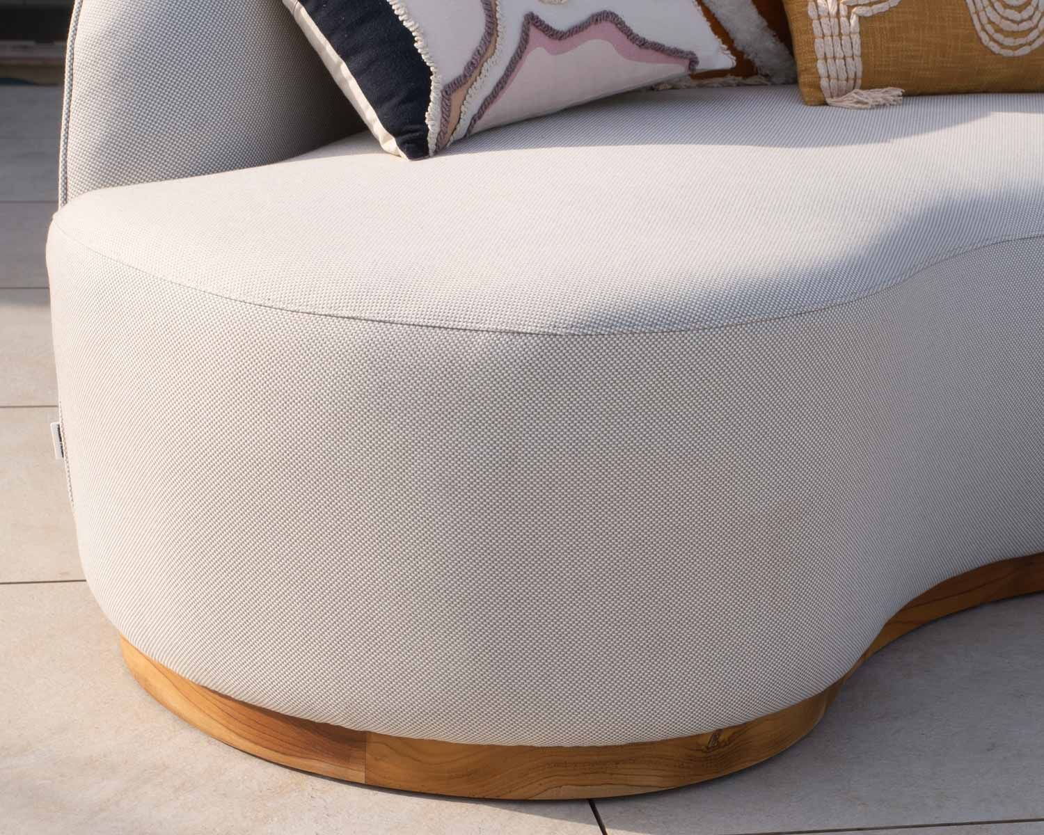 Divano da esterno curvo "Kacang" in tessuto premium ecru per esterni