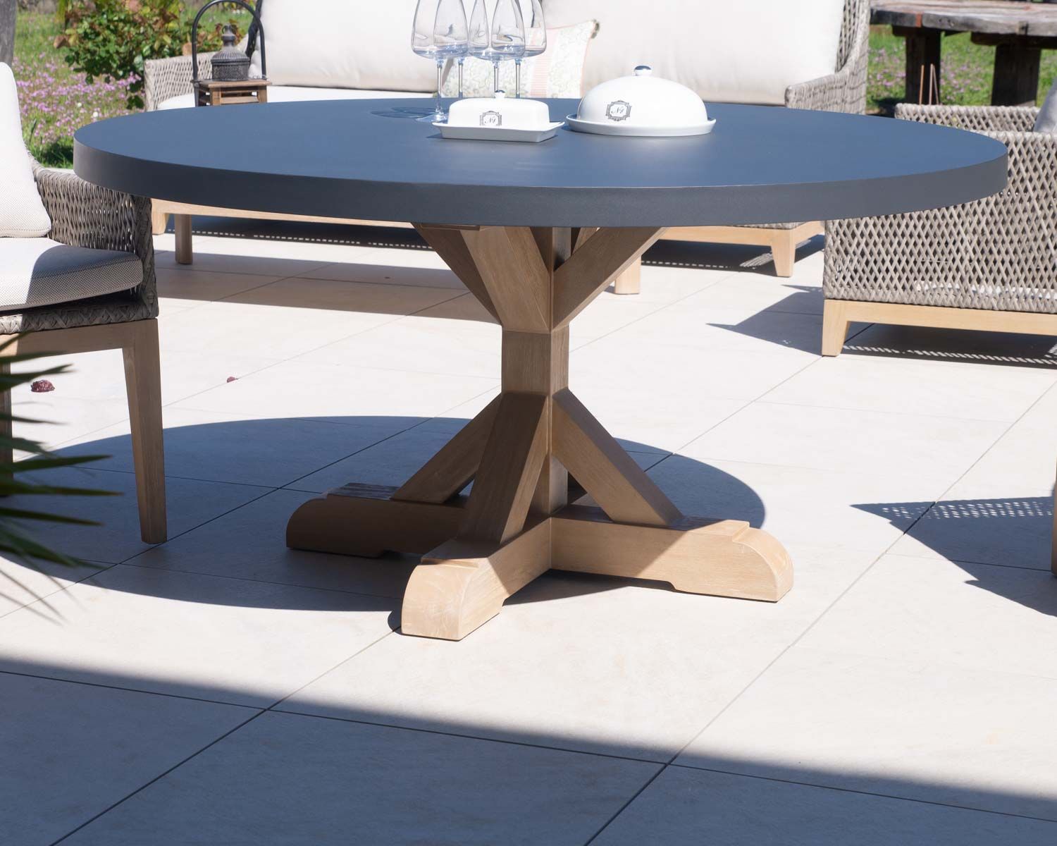 Tavolo da pranzo rotondo per esterni "Porticcio" da 150 cm in teak con piano in alluminio