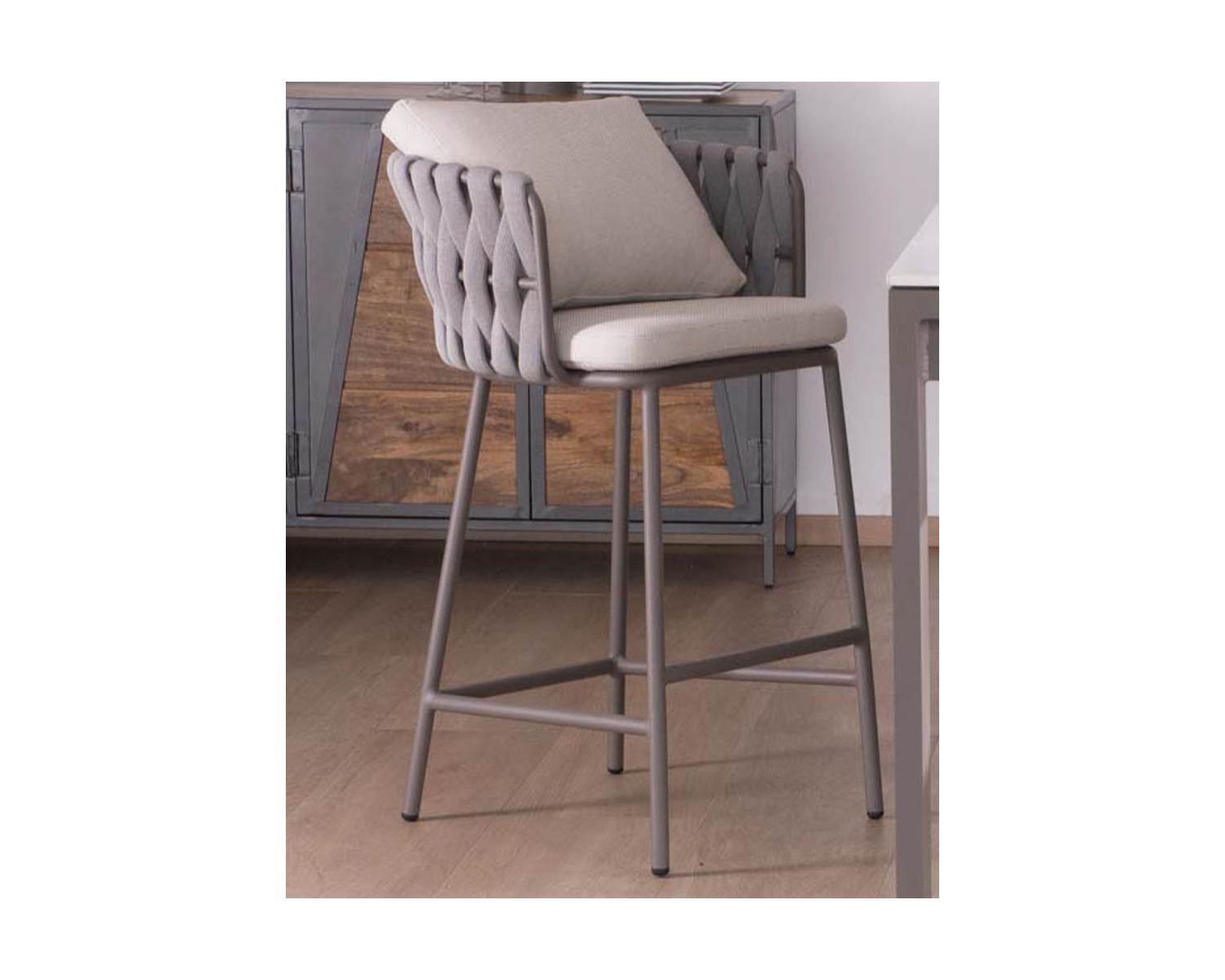 Sedia a isola di media altezza "Chinon" in tessuto intrecciato grigio e gambe in alluminio, seduta 67 cm