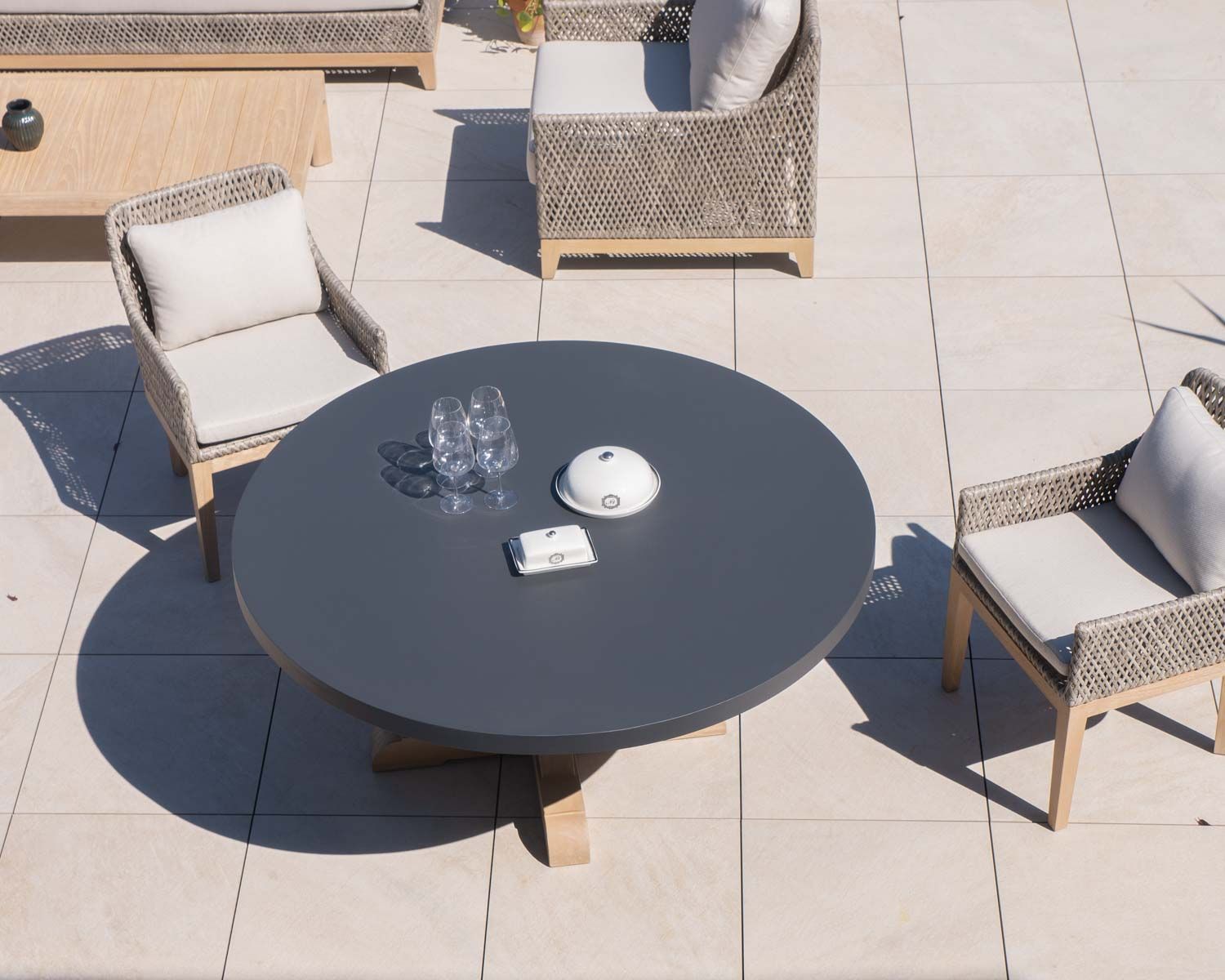 Tavolo da pranzo rotondo per esterni "Porticcio" da 150 cm in teak con piano in alluminio