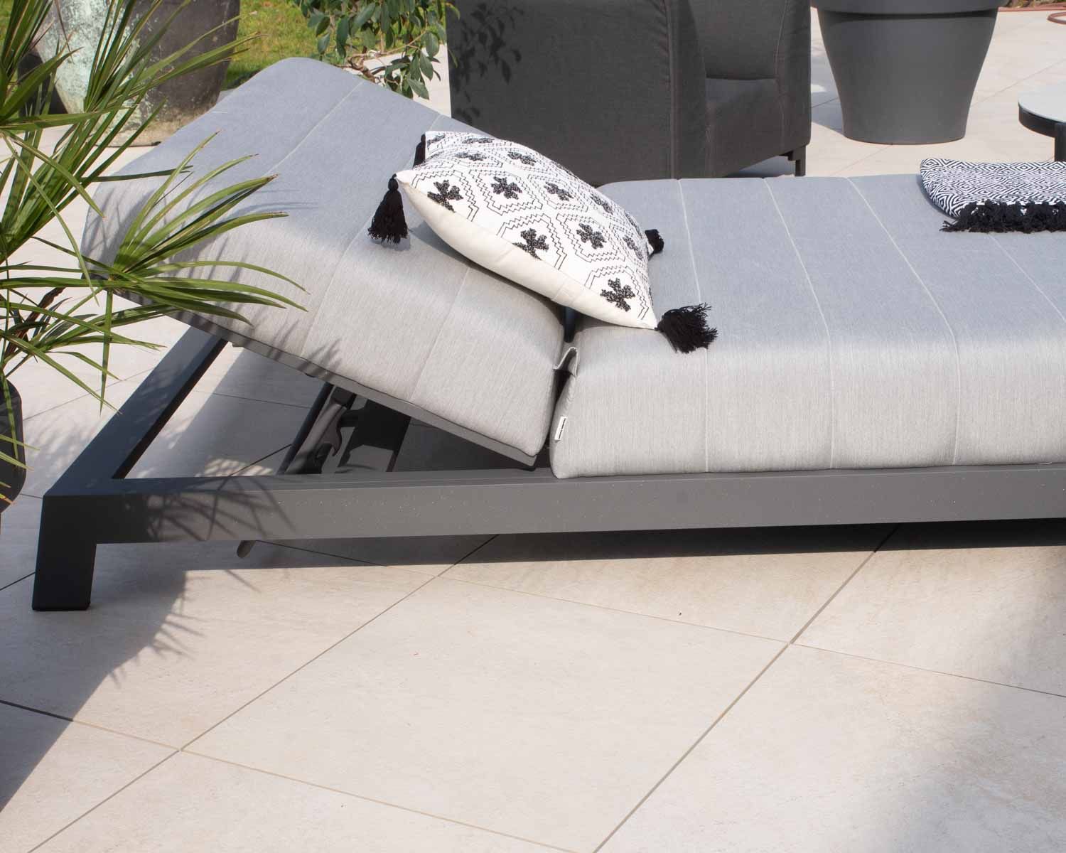 Cuscino decorativo in cotone bianco con motivo ricamato e nappe "Chart"