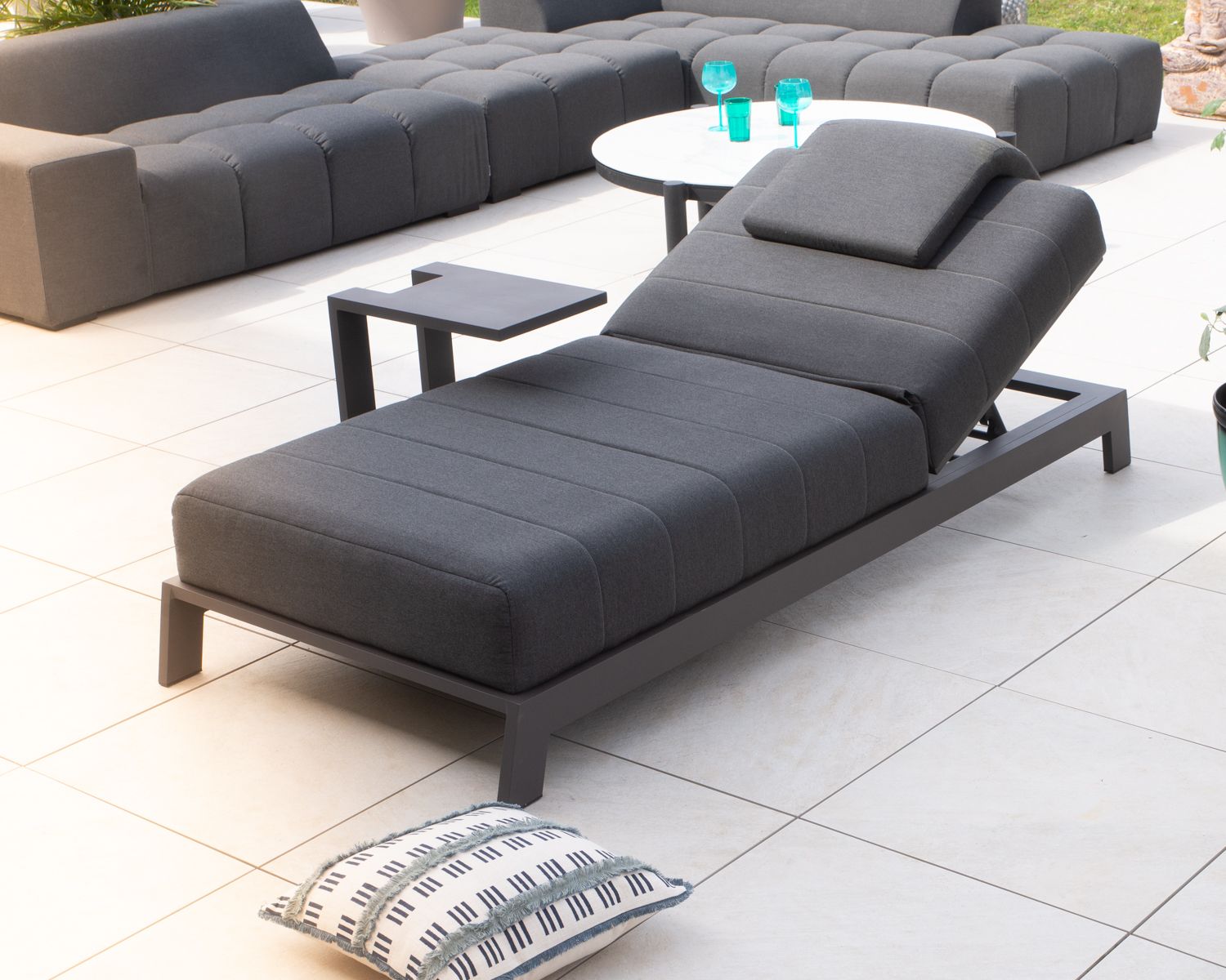 Lettino da 90 cm di larghezza in alluminio nero e materasso "Terrasse" grigio