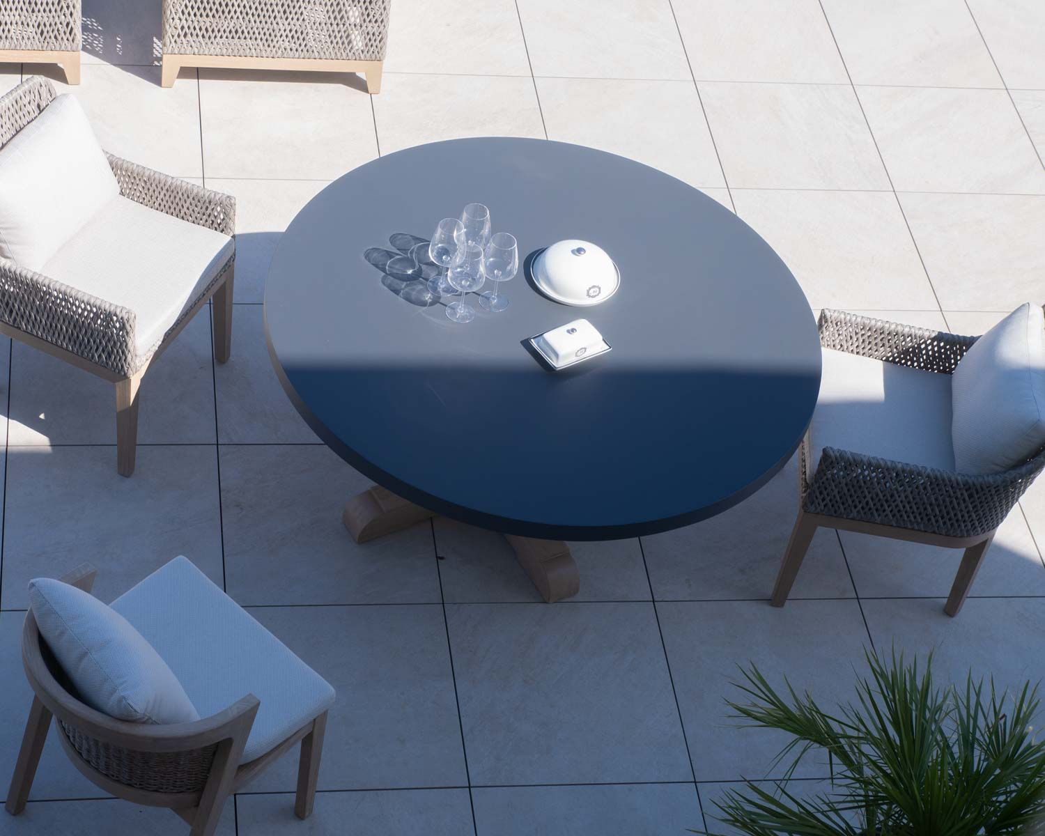 Tavolo da pranzo rotondo per esterni "Porticcio" da 150 cm in teak con piano in alluminio