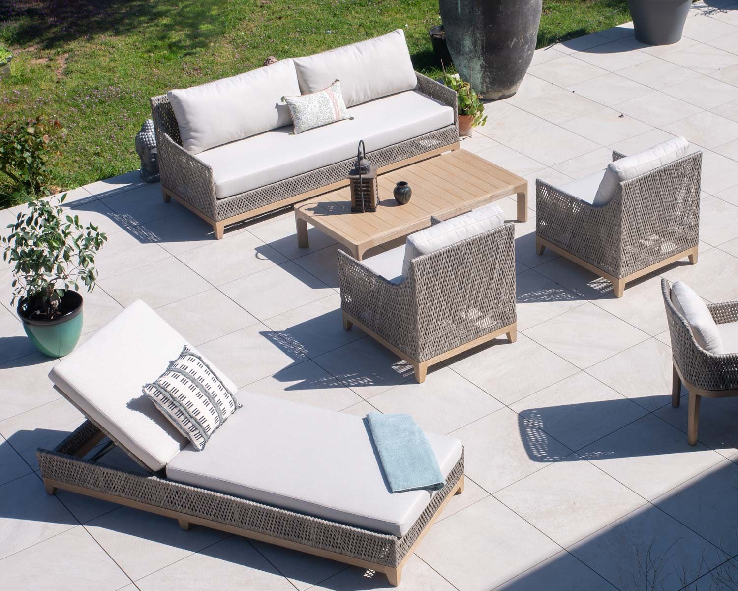 Chaise longue "Porticcio" in teak e tessuto screziato ecru