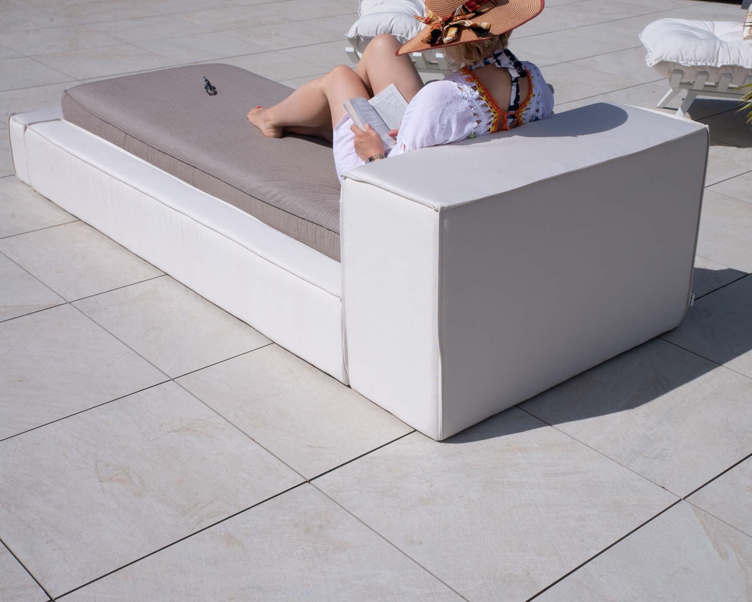 Lettino da sole "Saint Tropez" in stile futon, nei colori tortora e beige