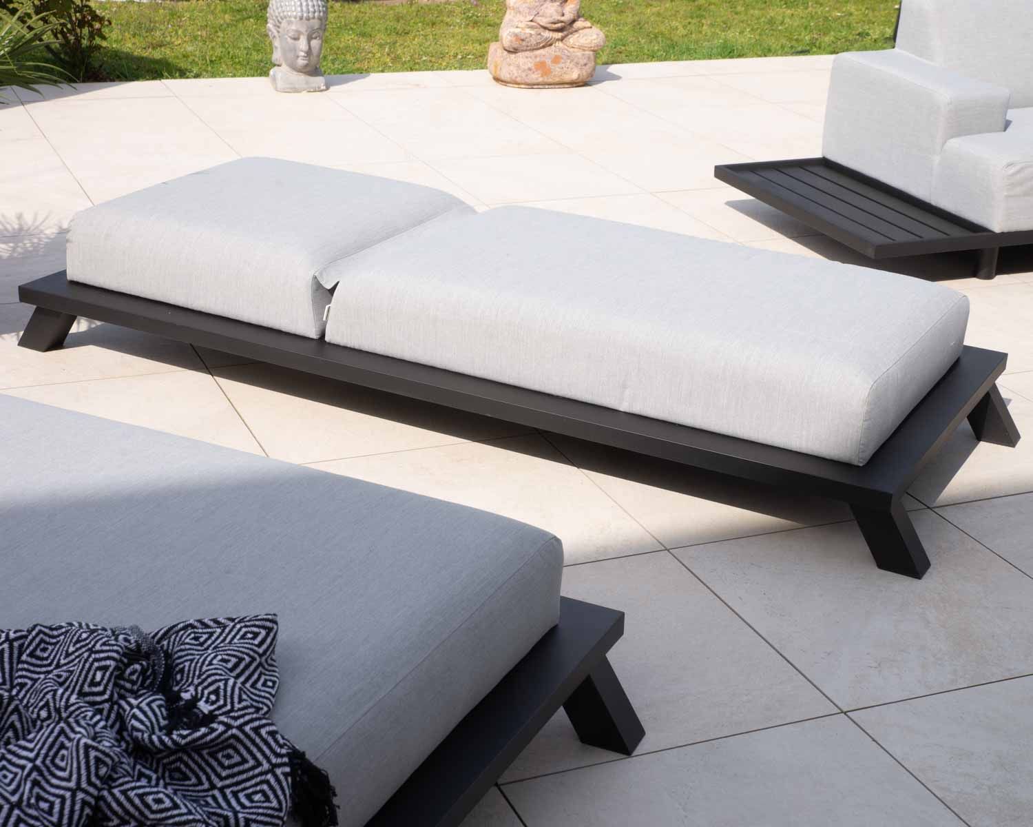 Chaise longue "Nusa Pedina" in tessuto Sunbrella grigio chiaro con struttura in alluminio nero