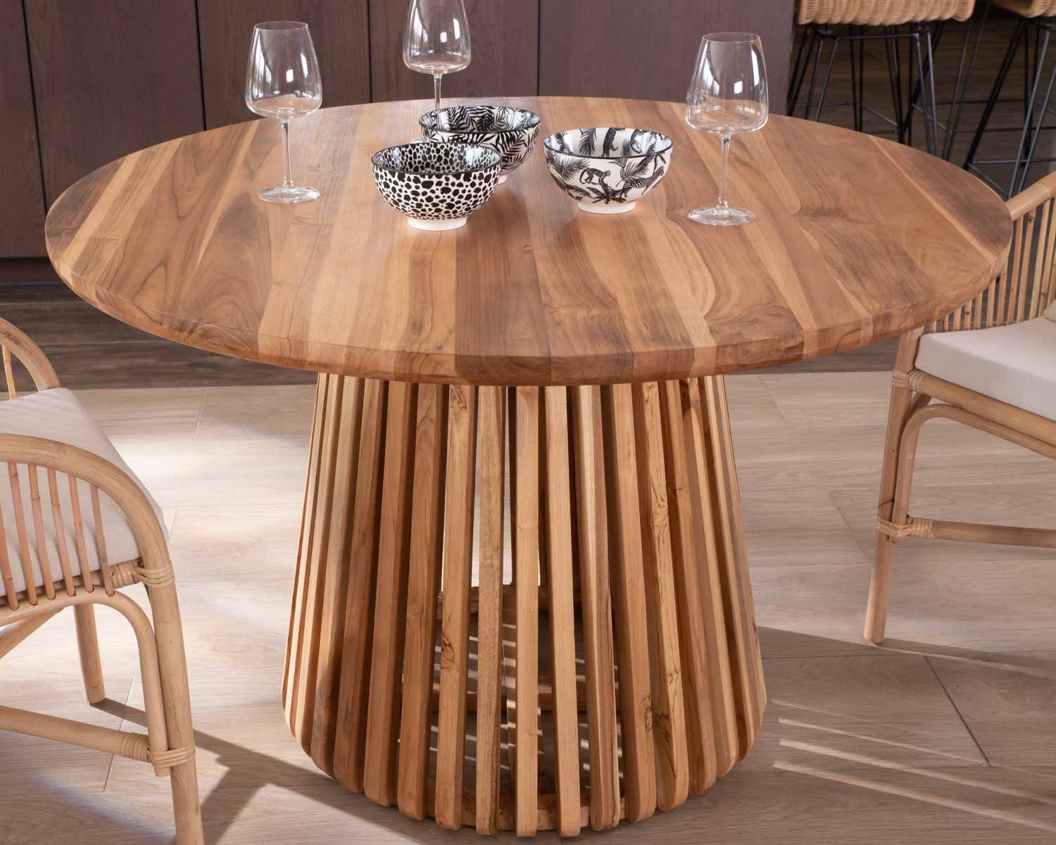 Tavolo rotondo in teak "Dutipi" con gamba centrale 120 cm