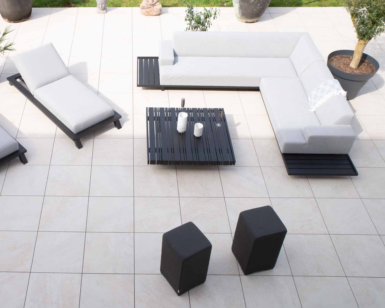 Chaise longue "Nusa Pedina" in tessuto Sunbrella grigio chiaro con struttura in alluminio nero