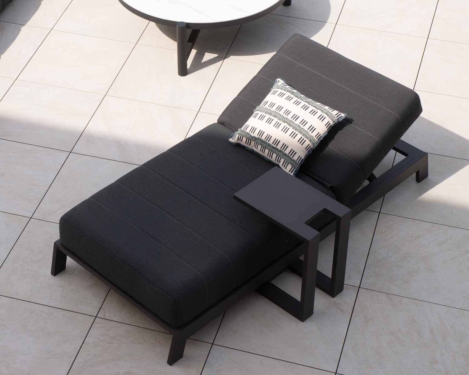 Tavolino design "Lazy Beach" in alluminio grigio antracite