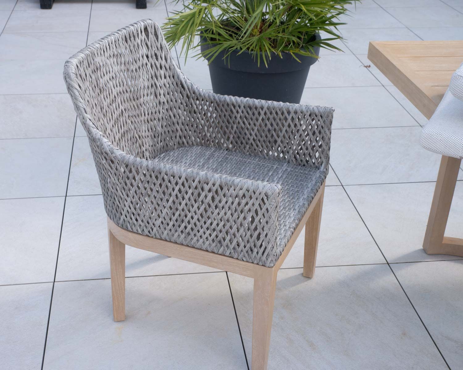 Sedia da esterno "Porticcio" in teak intrecciato e tessuto screziato di alta qualità