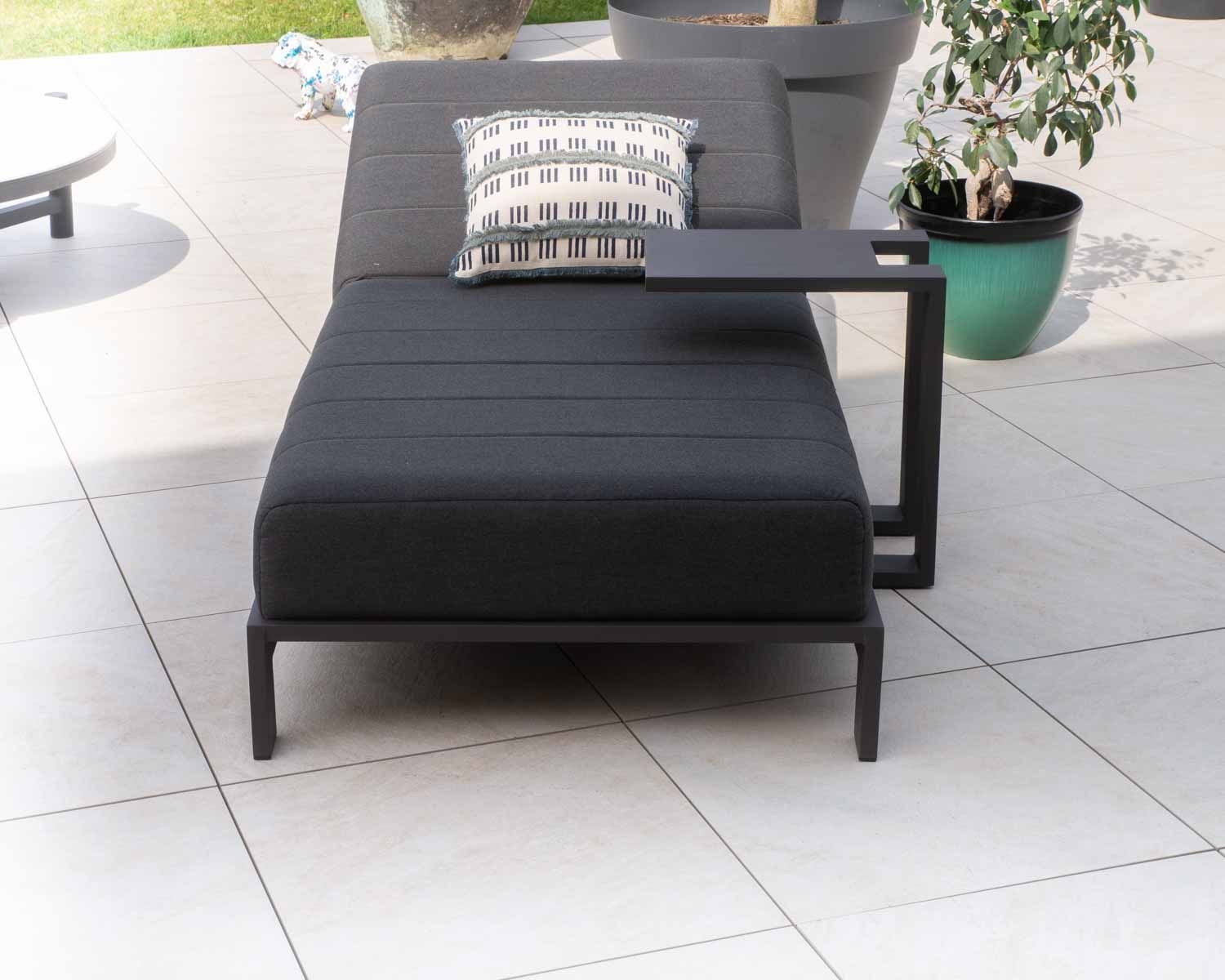 Tavolino design "Lazy Beach" in alluminio grigio antracite