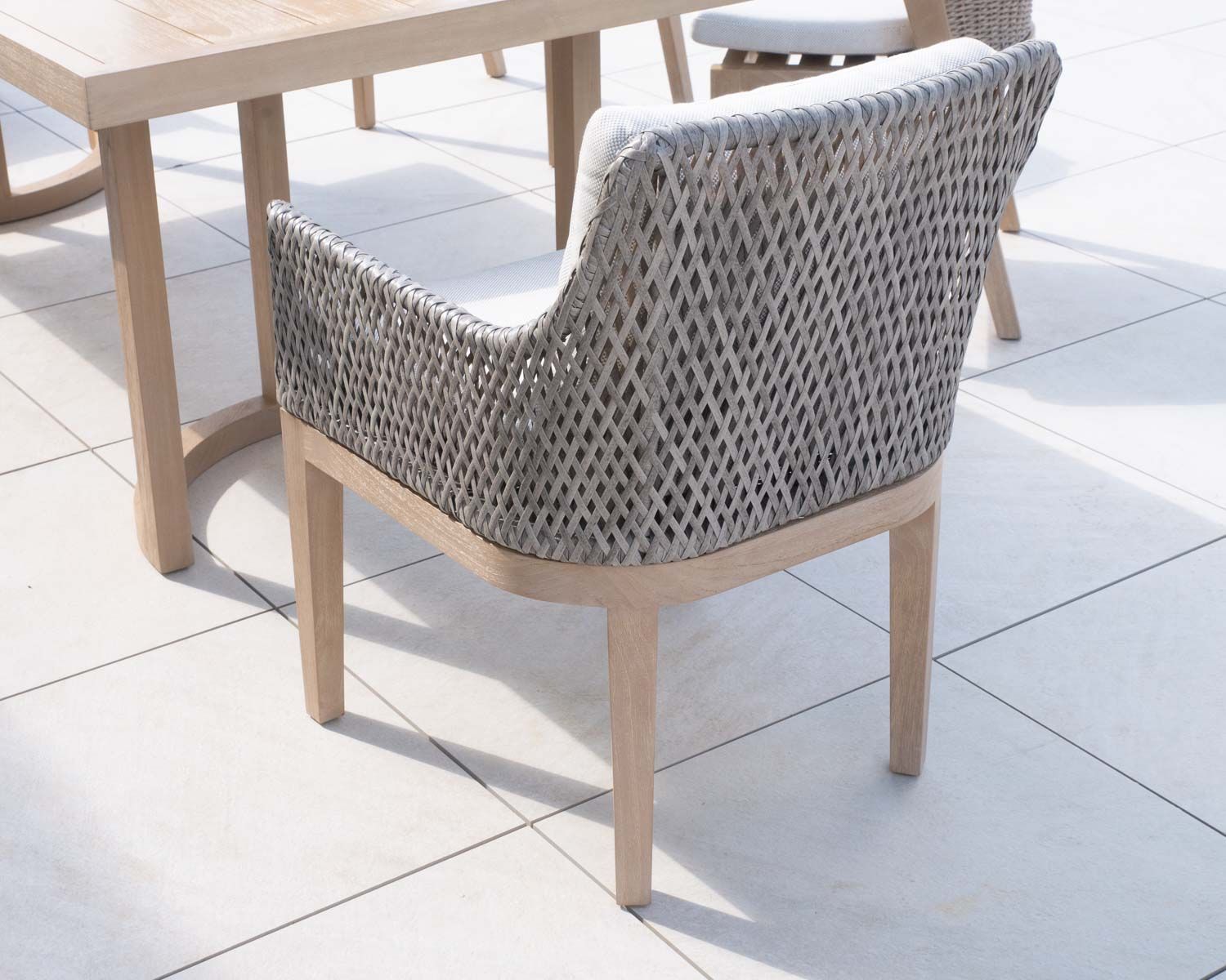 Sedia da esterno "Porticcio" in teak intrecciato e tessuto screziato di alta qualità