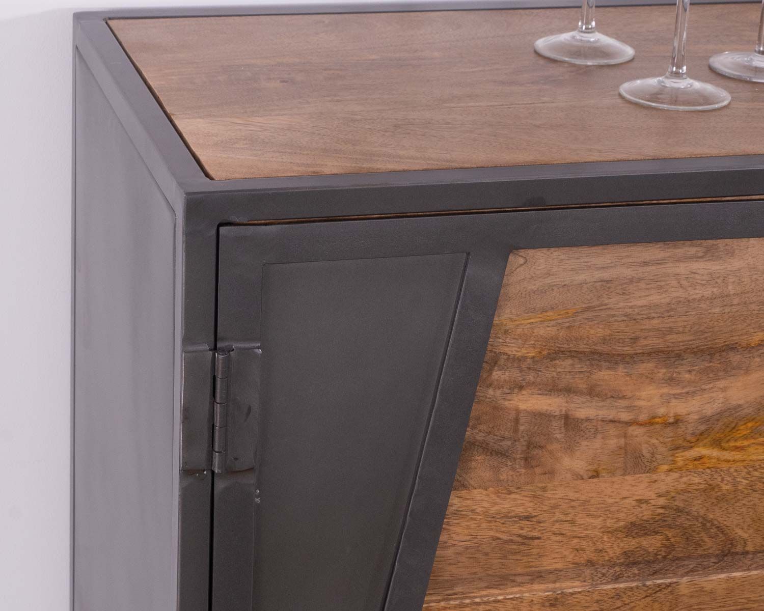 Credenza industriale "Vista" in metallo grigio e legno di mango