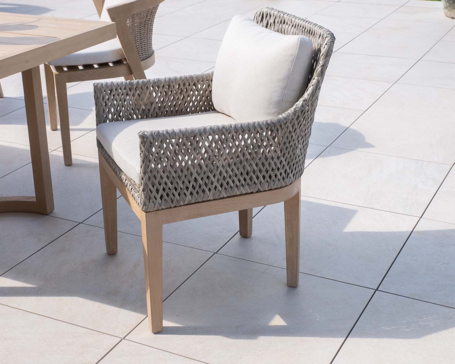 Sedia da esterno "Porticcio" in teak intrecciato e tessuto screziato di alta qualità