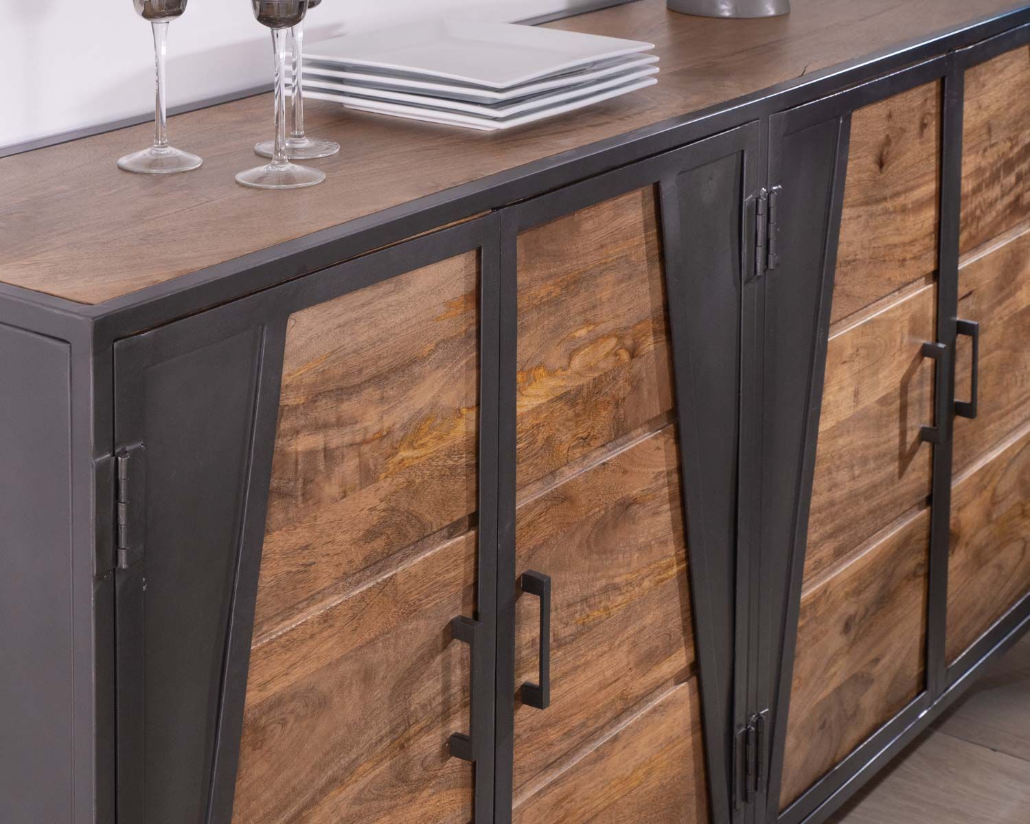 Credenza industriale "Vista" in metallo grigio e legno di mango