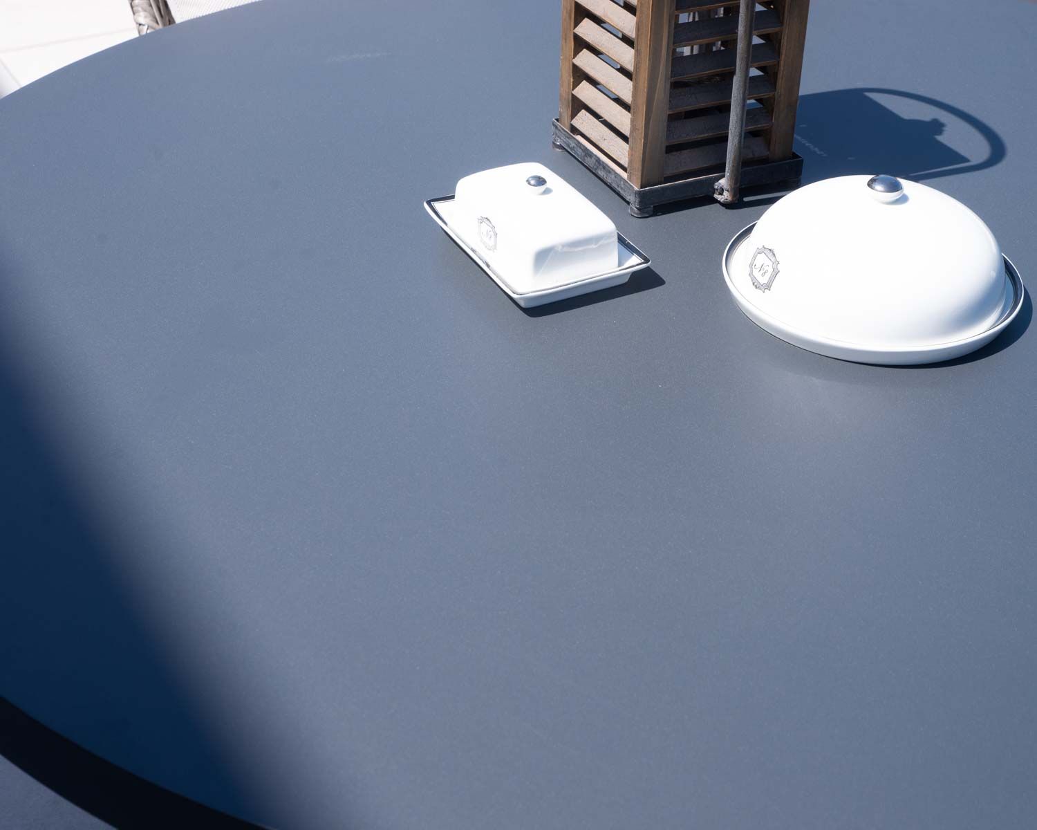 Tavolo da pranzo rotondo per esterni "Porticcio" da 150 cm in teak con piano in alluminio