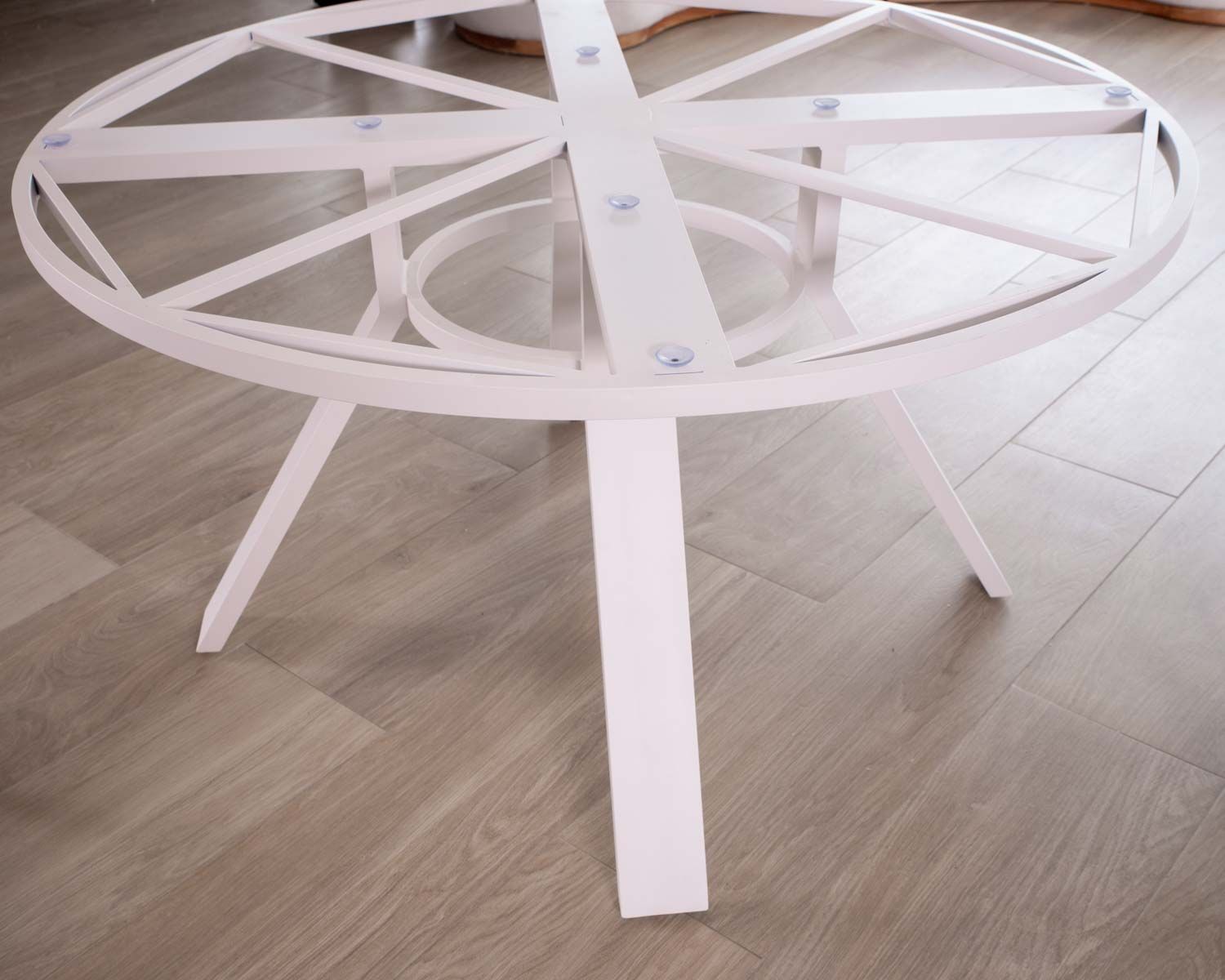 Tavolo rotondo "Chinon" in ceramica bianca e alluminio da 160 cm