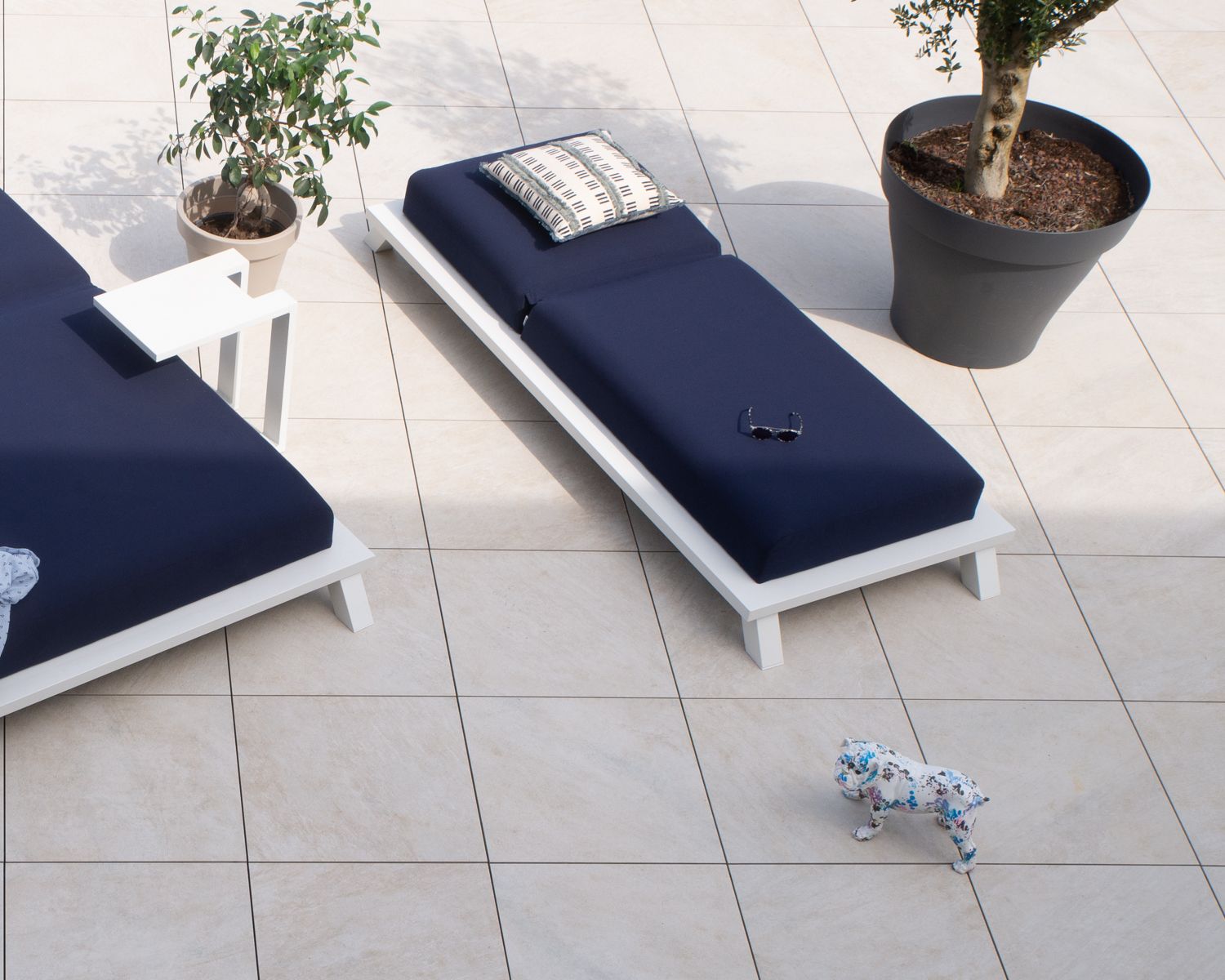 Lettino da sole "Nusa Pedina" di alta gamma blu e bianco in tessuto Sunbrella