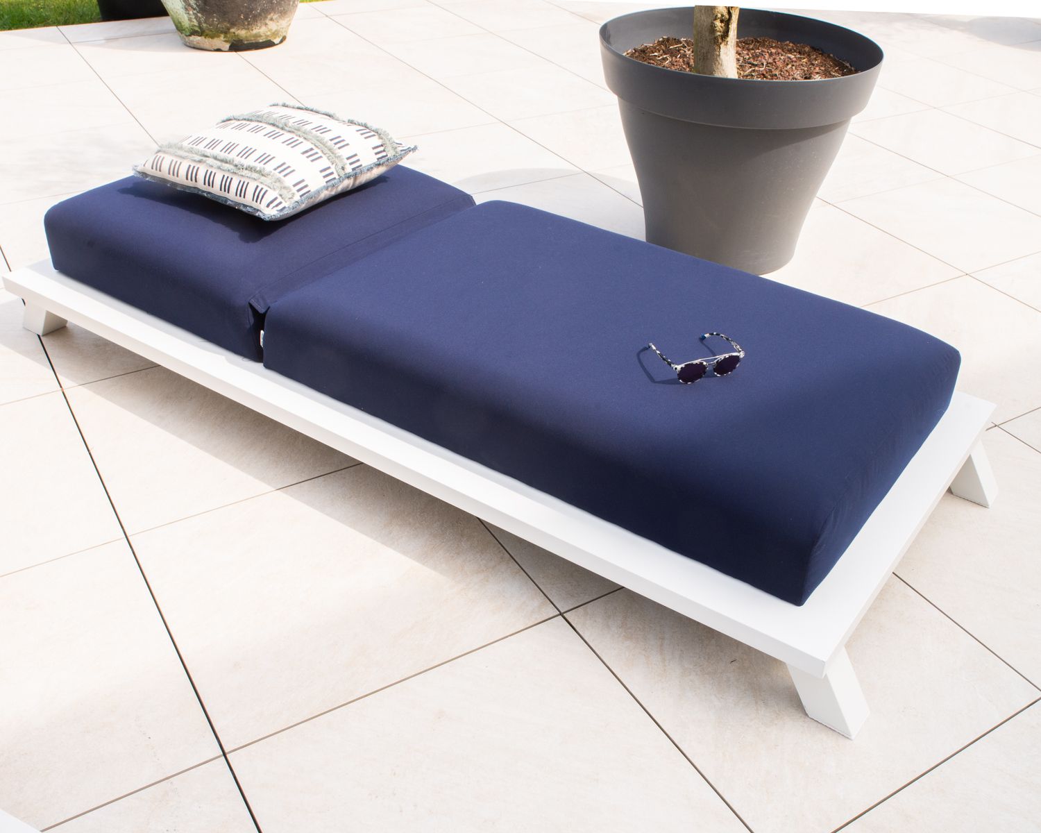 Lettino da sole "Nusa Pedina" di alta gamma blu e bianco in tessuto Sunbrella