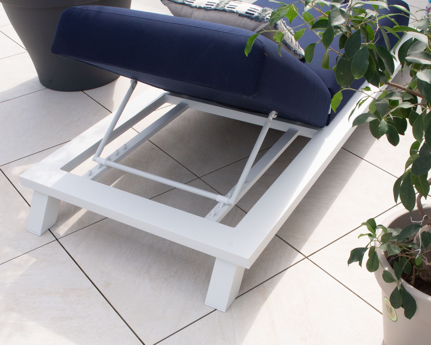 Lettino da sole "Nusa Pedina" di alta gamma blu e bianco in tessuto Sunbrella