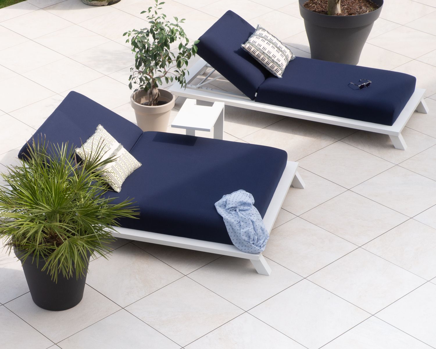 Lettino da sole "Nusa Pedina" di alta gamma blu e bianco in tessuto Sunbrella