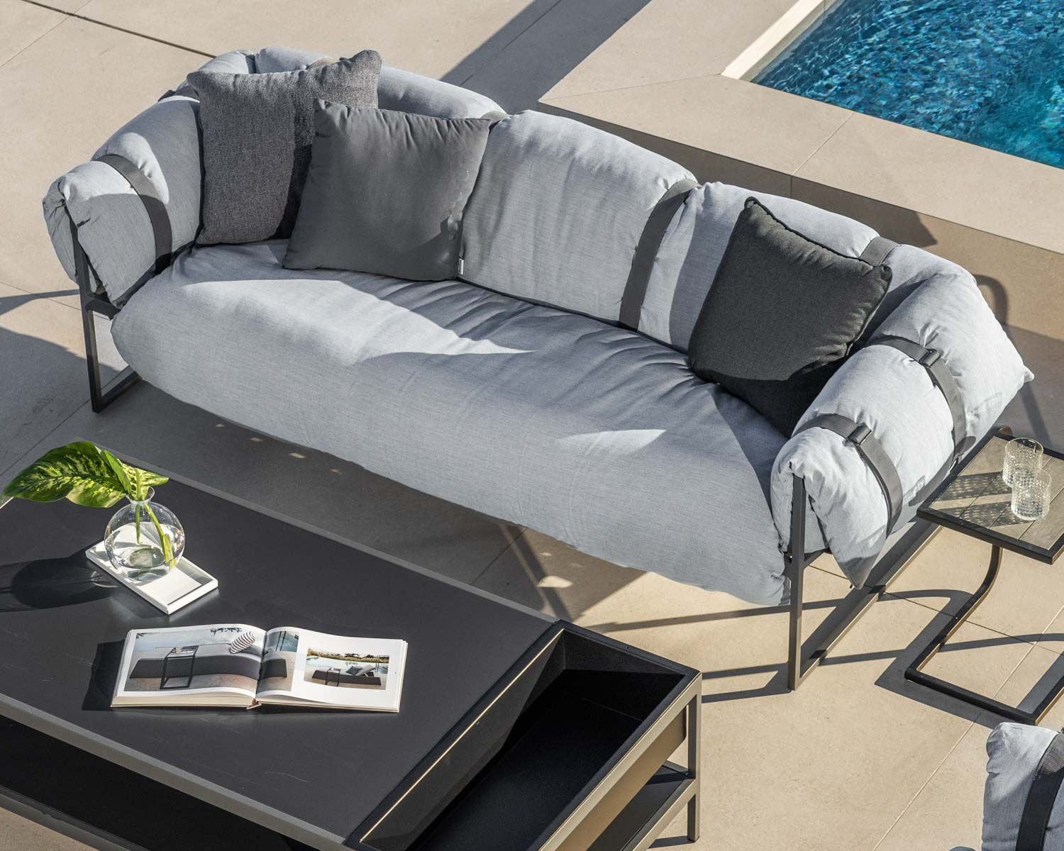 Divano da patio a 3 posti "Paquetage" con tessuto Sunbrella trapuntato in grigio chiaro