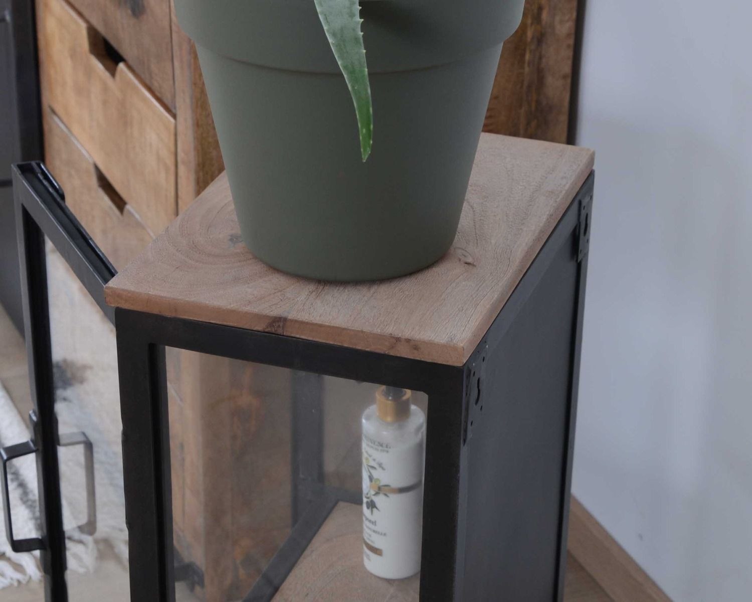 Piccola vetrina da parete in stile industriale "Black Cook" in metallo, legno massiccio e vetro