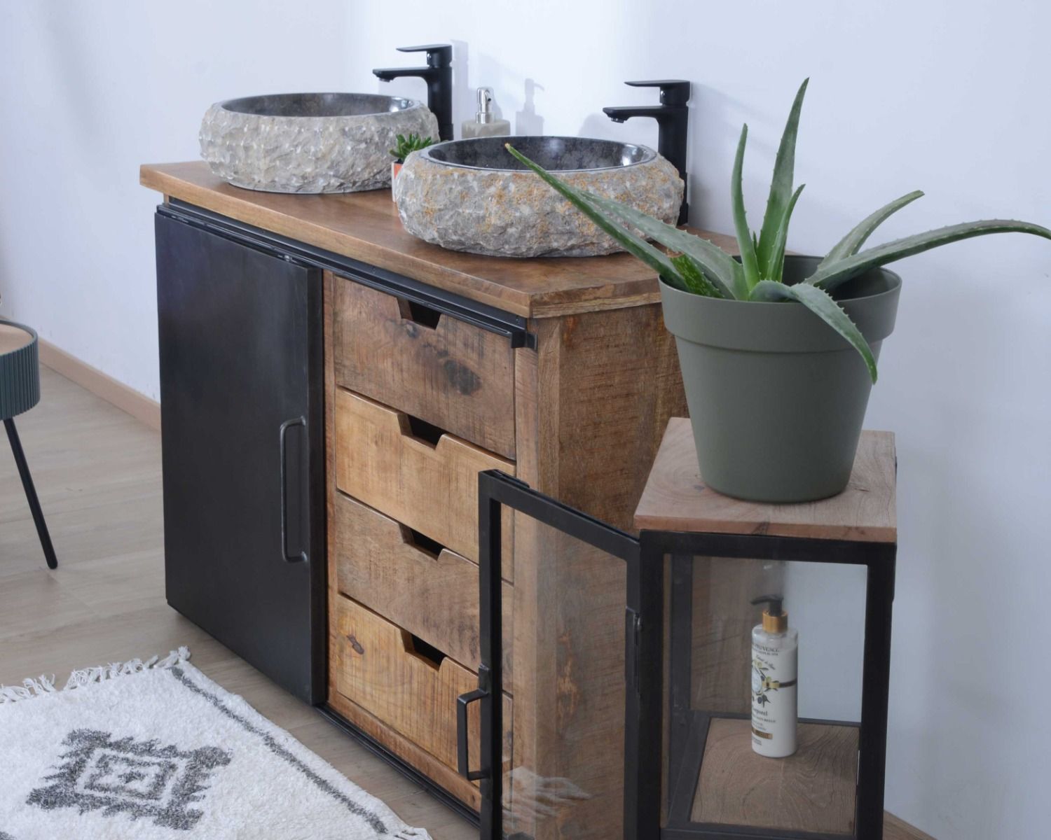 Piccola vetrina da parete in stile industriale "Black Cook" in metallo, legno massiccio e vetro