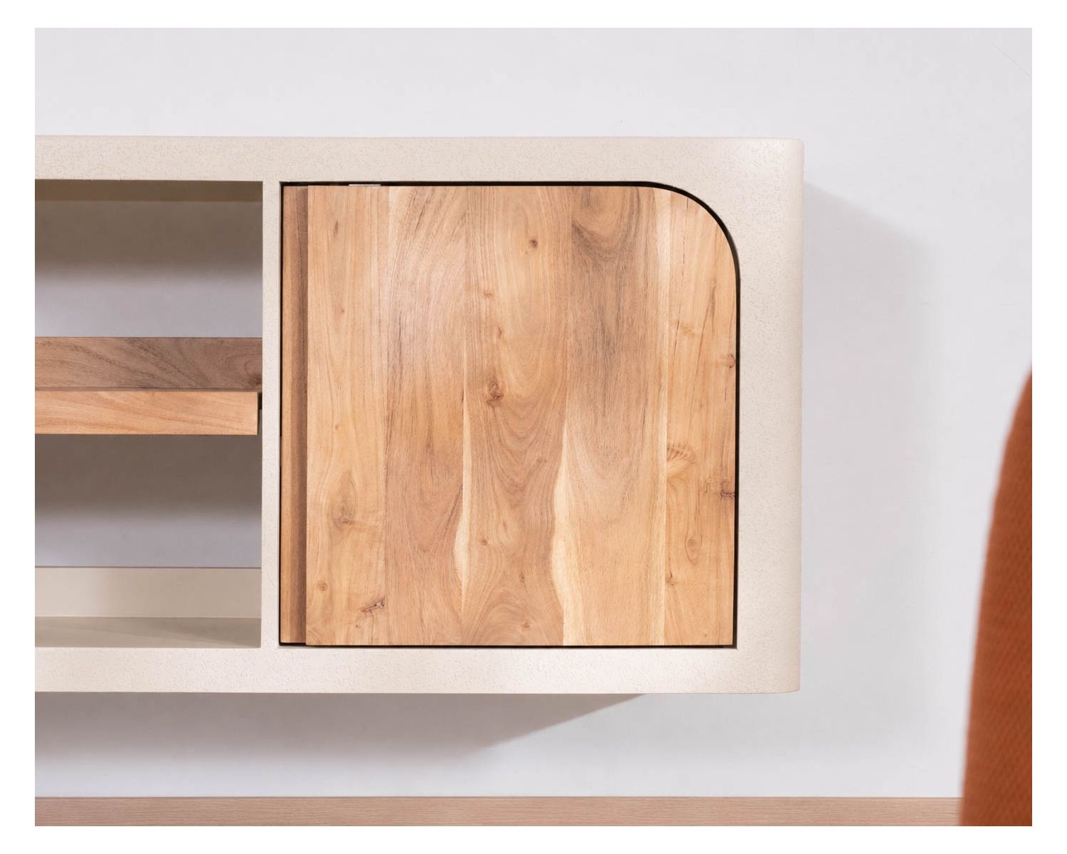 Mobile sottolavabo da 140 cm da appendere “Miona”, dal design organico e dall’effetto cemento sabbiato