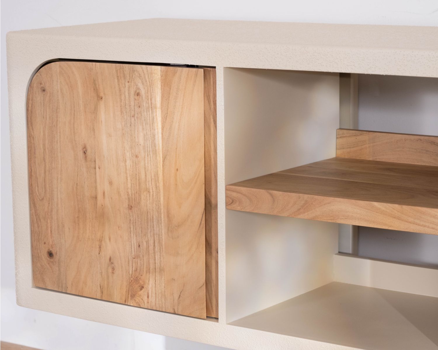 Mobile sottolavabo da 140 cm da appendere “Miona”, dal design organico e dall’effetto cemento sabbiato