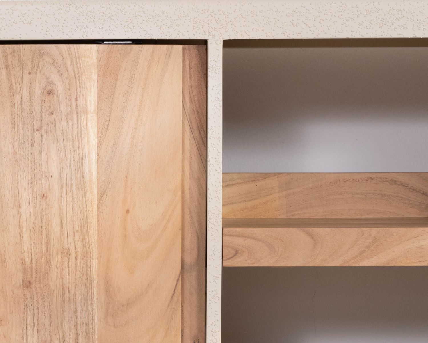 Mobile sottolavabo da 140 cm da appendere “Miona”, dal design organico e dall’effetto cemento sabbiato
