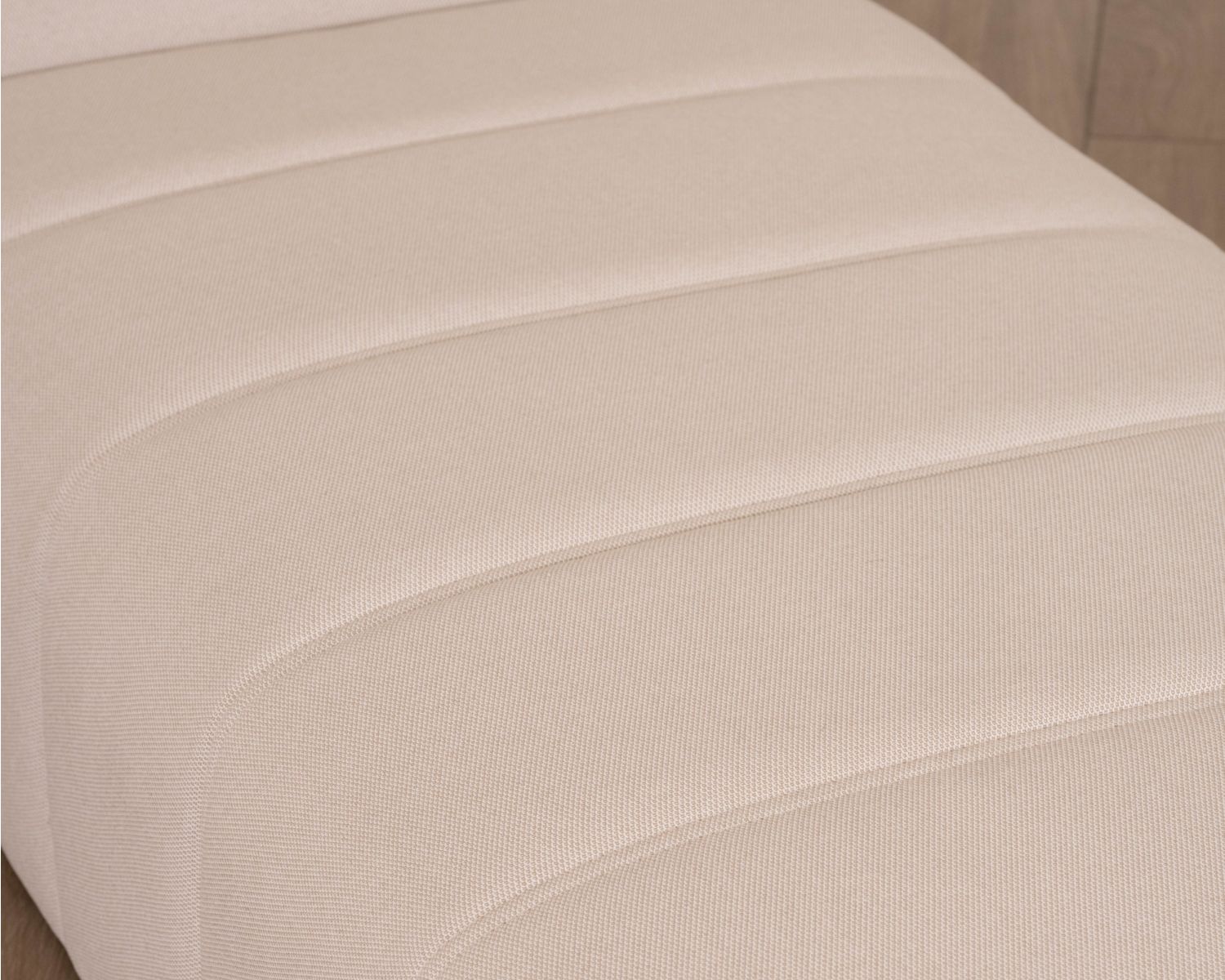 Lettino prendisole in elegante tessuto crema con cuciture esterne speciali "Sunset Bay"