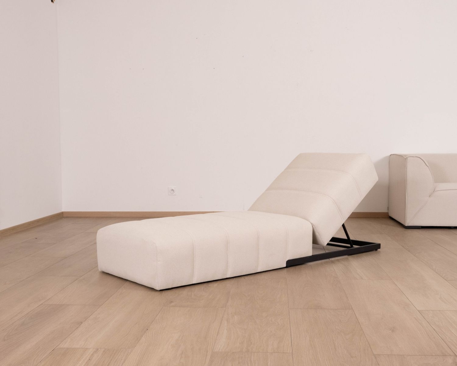 Lettino prendisole in elegante tessuto crema con cuciture esterne speciali "Sunset Bay"