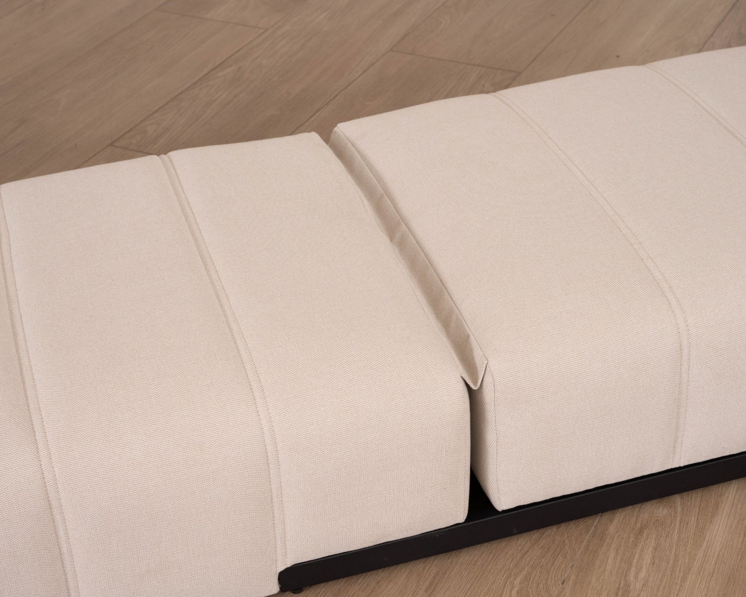 Lettino prendisole in elegante tessuto crema con cuciture esterne speciali "Sunset Bay"