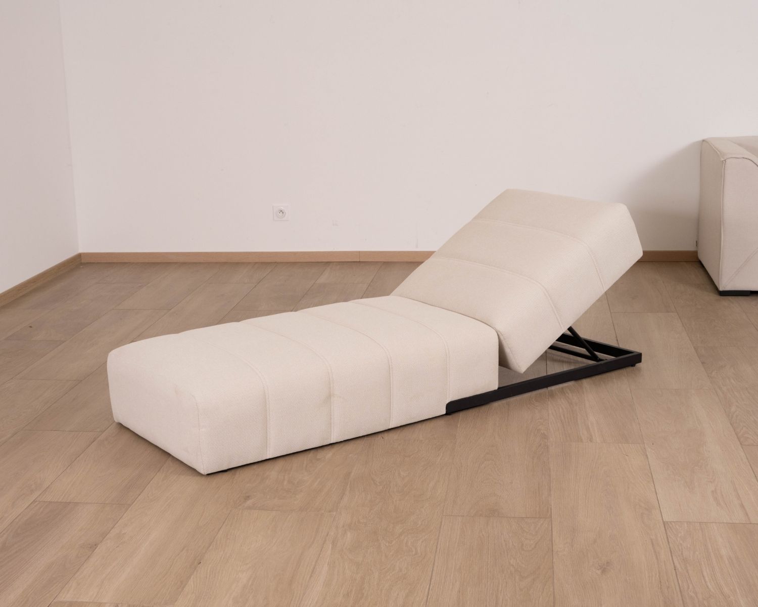 Lettino prendisole in elegante tessuto crema con cuciture esterne speciali "Sunset Bay"